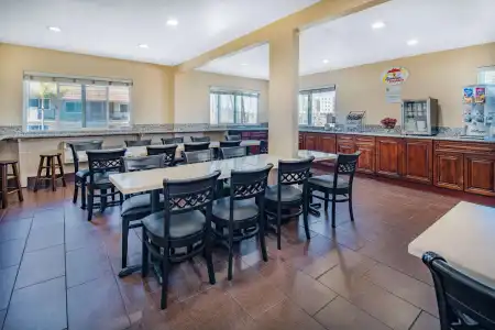 Super 8 by Wyndham San Diego Circle - 17