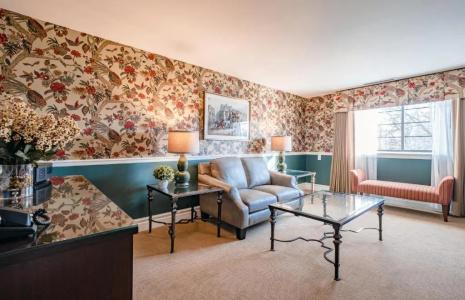 Red Coach Inn - 115