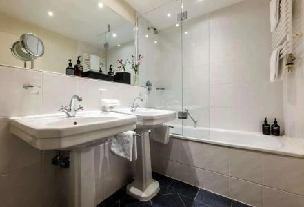 Motel One Berlin - Upper West - 19