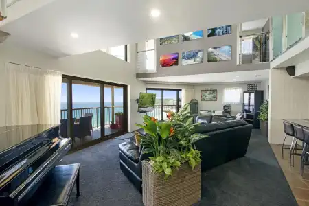 Burleigh Esplanade Beachfront Apartments - 35