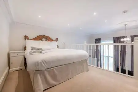 Queensgate Court - 335