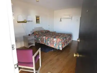 Royal Host Motel - 49