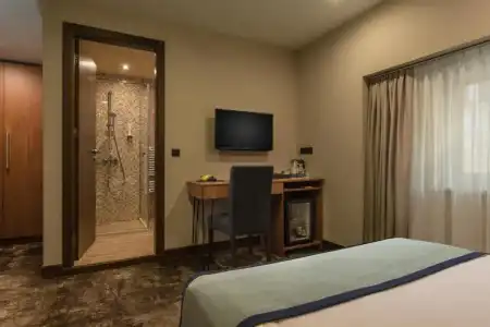 Rosslyn Thracia - 33