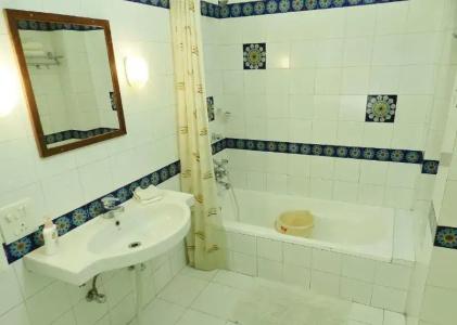 Arya Niwas - 103