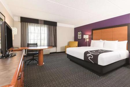 La Quinta Inn & Suites by Wyndham Univ Area Chapel Hill - 40