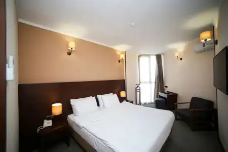 Corner Inn - 83