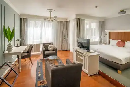 Queen's Court & Residence - 108