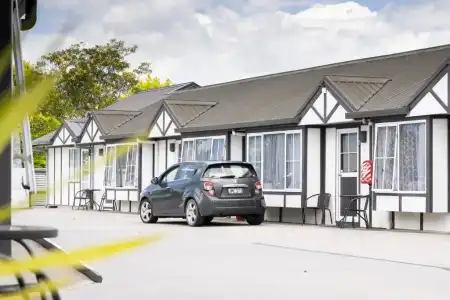 Tudor Park Motel - 81