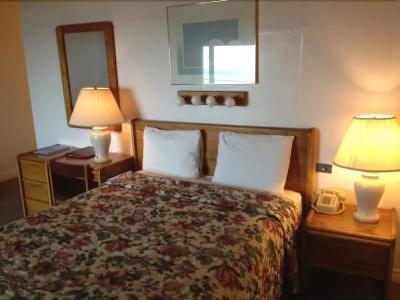 Cozy Cove Beachfront Resort Inn - 2