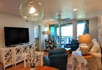 Hibiscus Oceanfront Resort - 59
