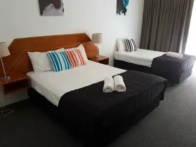 Outrigger Burleigh - 37