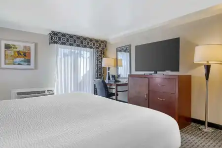 Best Western Plus Marina Shores - 50