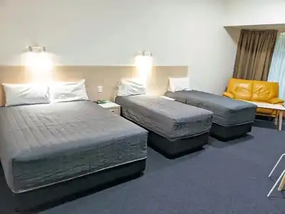Mayfair Plaza Motel - 98