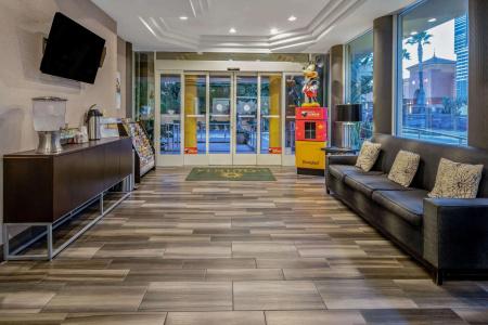 La Quinta Inn & Suites by Wyndham Anaheim - 1