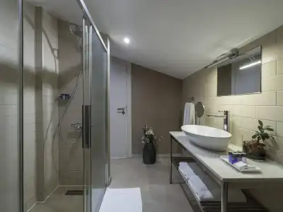 Upsuites - 38