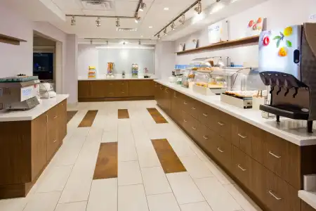 Holiday Inn Express & Suites Des Moines Downtown by IHG - 17