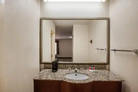 Days Inn & Suites by Wyndham Tyler - 14