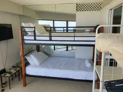 Burleigh Esplanade Beachfront Apartments - 2