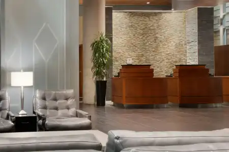 Embassy Suites Montréal by Hilton - 1