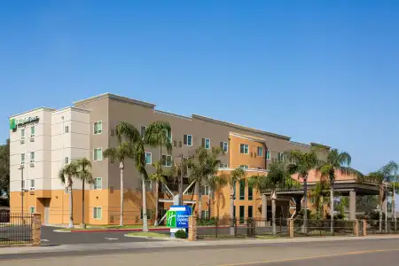 Holiday Inn Express and Suites Bakersfield Central by IHG - 37
