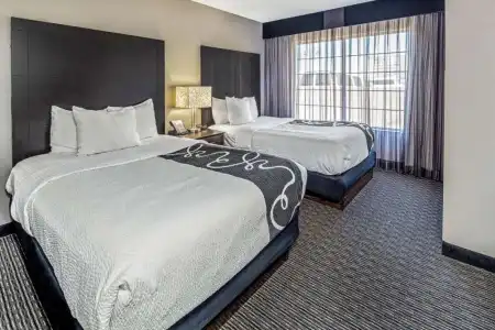 La Quinta Inn & Suites by Wyndham Anaheim - 27