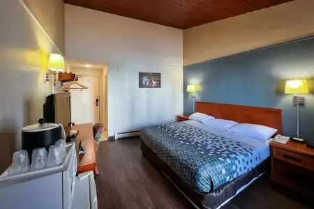 Econo Lodge Motel Village - 67