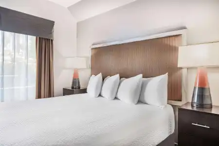 Ramada by Wyndham Bakersfield North - 4