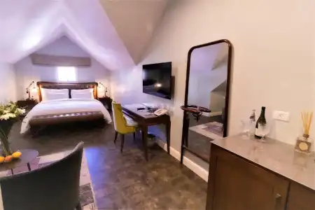 Carmella Boutique - Spa & Shelter Access - 56