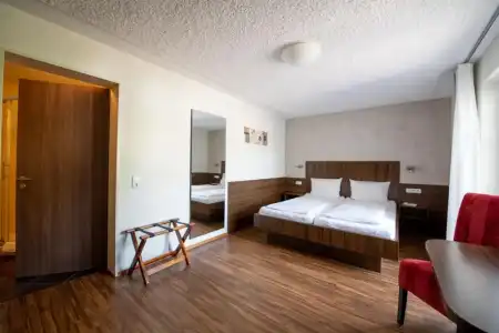 Garni Henn - 21