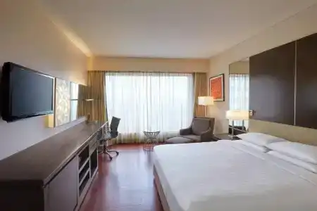 Courtyard by Marriott Mumbai International Airport - 60