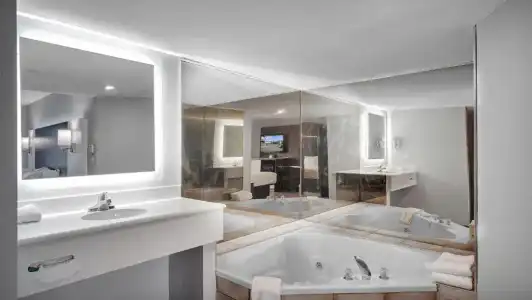 Days Inn & Suites by Wyndham Niagara Falls/Buffalo - 46