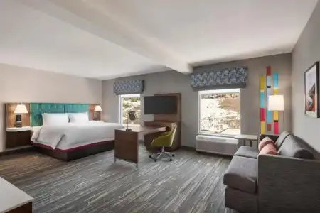 Hampton Inn & Suites Kelowna, British Columbia, Canada - 2