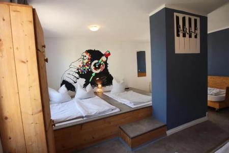 Blue Doors Hostel Ktv - 38