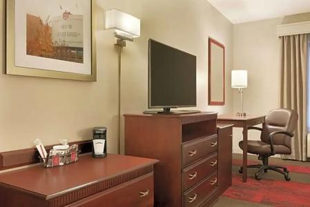 Hampton Inn & Suites Madison West - 52