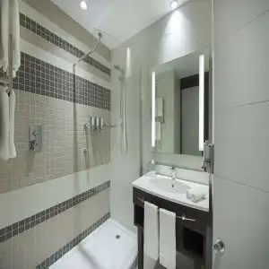 Hampton by Hilton Dubai Airport - 9