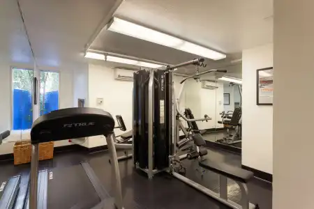 Ramada Plaza by Wyndham West Hollywood & Suites - 11