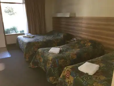 Red Cedars Motel - 6