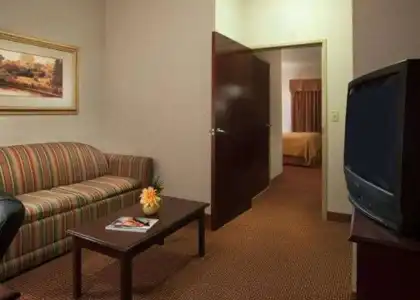 Quality Inn & Suites, Near University - 3