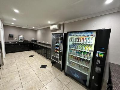 Super 8 by Wyndham Mesa Downtown Near Convention Center - 8