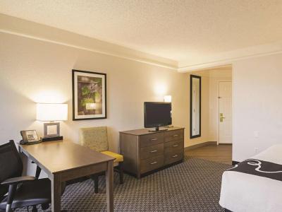 La Quinta Inn & Suites by Wyndham Denver Airport DIA - 2