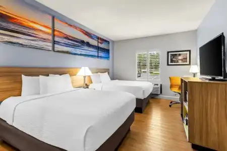 Days Inn & Suites by Wyndham Lakeland - 82