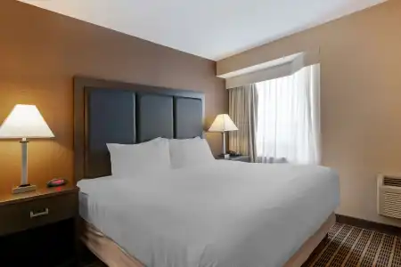 Best Western Plus Burlington Inn & Suites - 54
