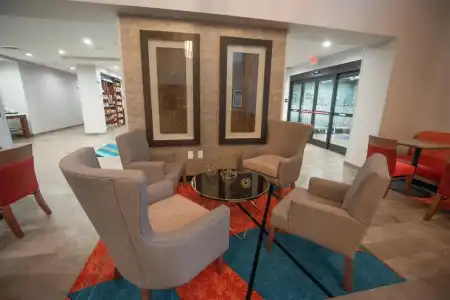 Hampton Inn & Suites Oklahoma City Airport - 11
