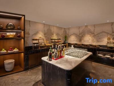 Courtyard by Marriott Mumbai International Airport - 70