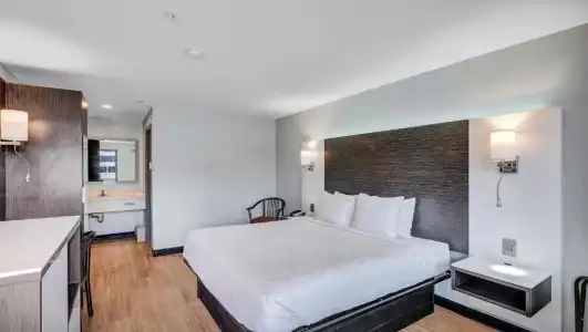 Days Inn & Suites by Wyndham Niagara Falls/Buffalo - 21