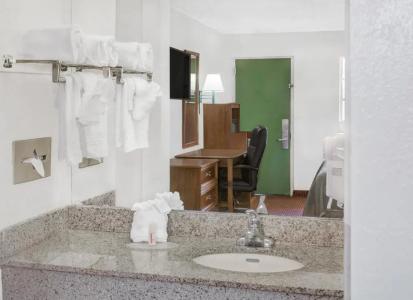 Howard Johnson by Wyndham Ft. Myers FL - 45
