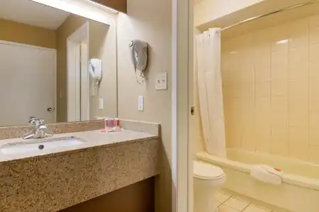 Econo Lodge Inn & Suites - 9