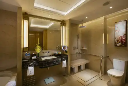 Hilton Wuhan Riverside - 42