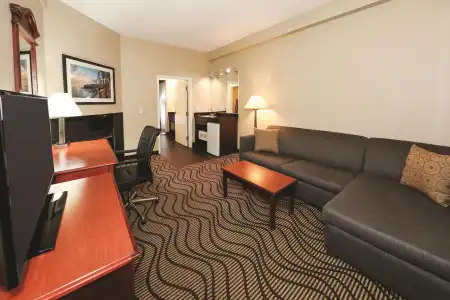La Quinta Inn by Wyndham Sandusky near Cedar Point - 10