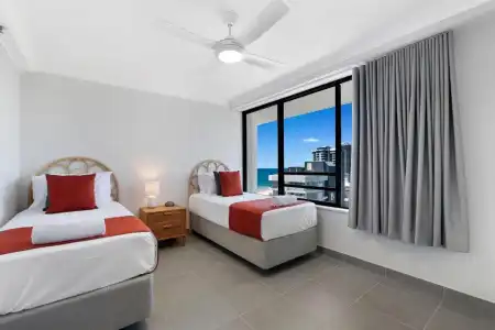 Surfers Century Oceanside Apartments - 202